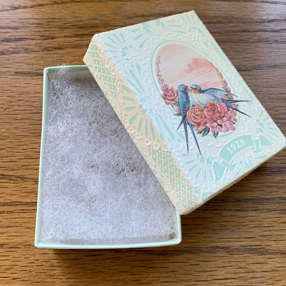 1928 Jewelry Necklace Fine Chain & Pale Porcelain Rose; 15” with original box - Picture 3 of 12